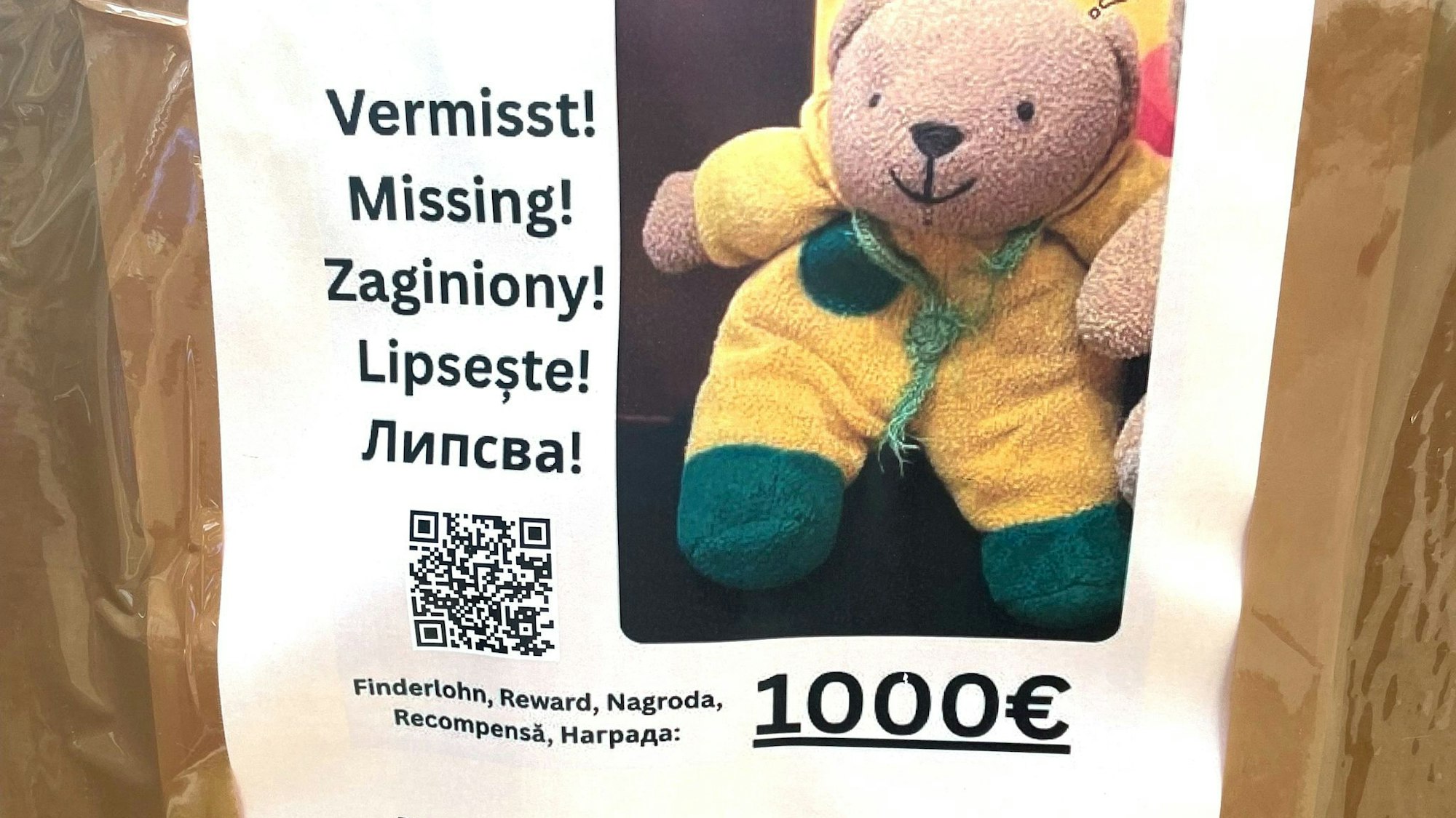 1.000 Euro Finderlohn sind auf Steckbriefen in der Hauptstadt ausgesetzt, «wenn das Bärchen unversehrt zu uns zurückkehrt».