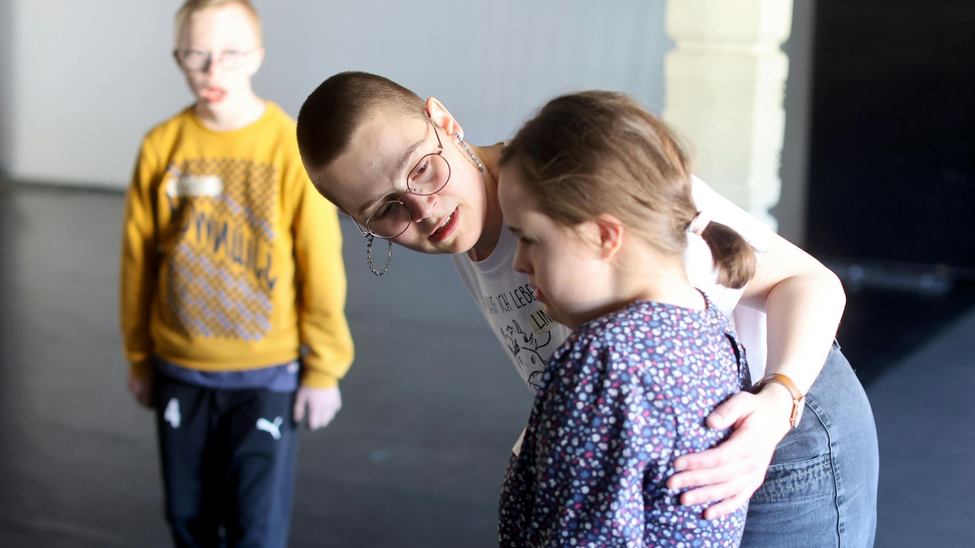 Sie beugt sich zu ihr, umfasst sachte mit der Hand ihren Rücken.