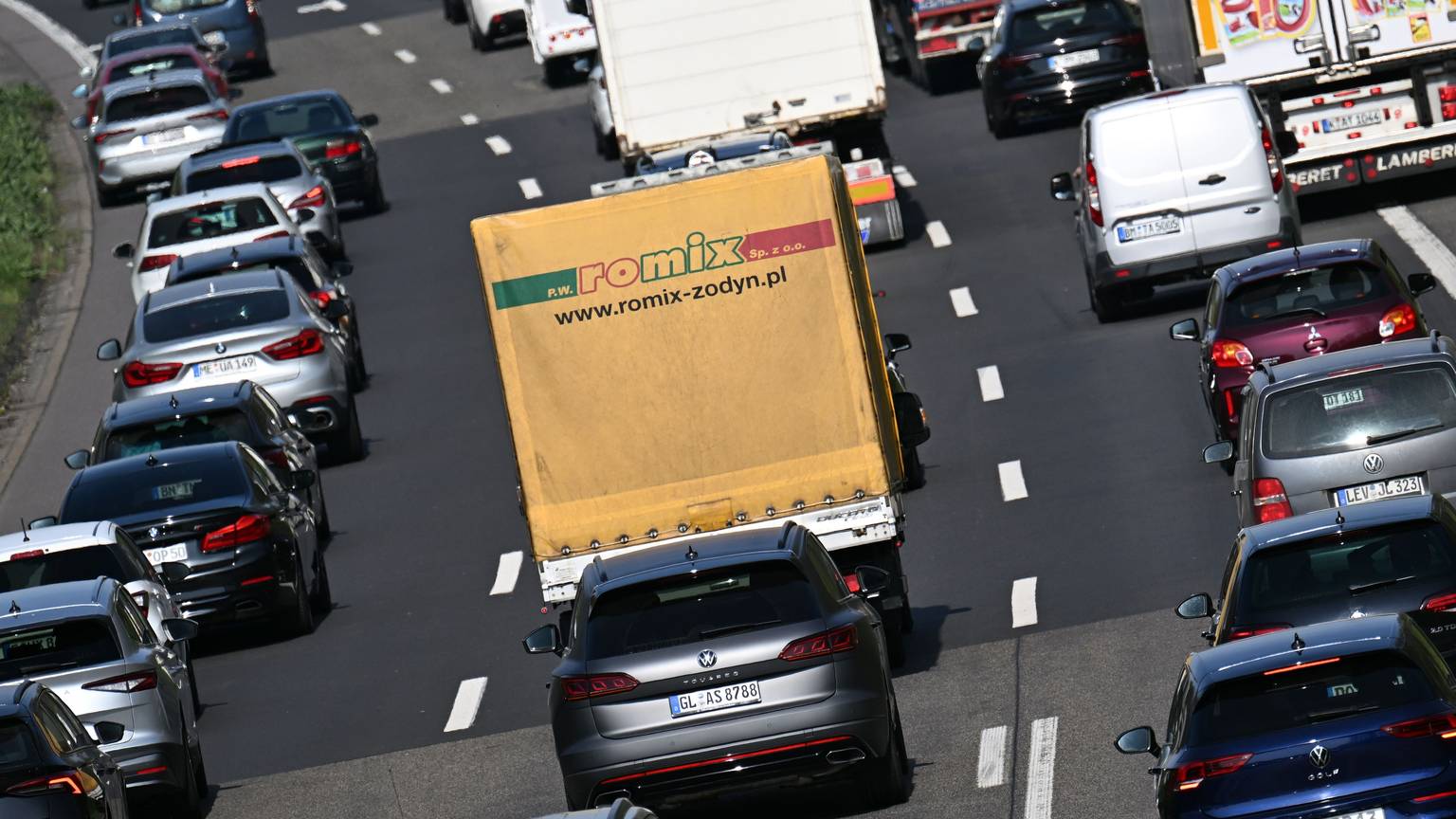 Nach einem Unfall kommt es zu langen Staus. (Symbolbild)