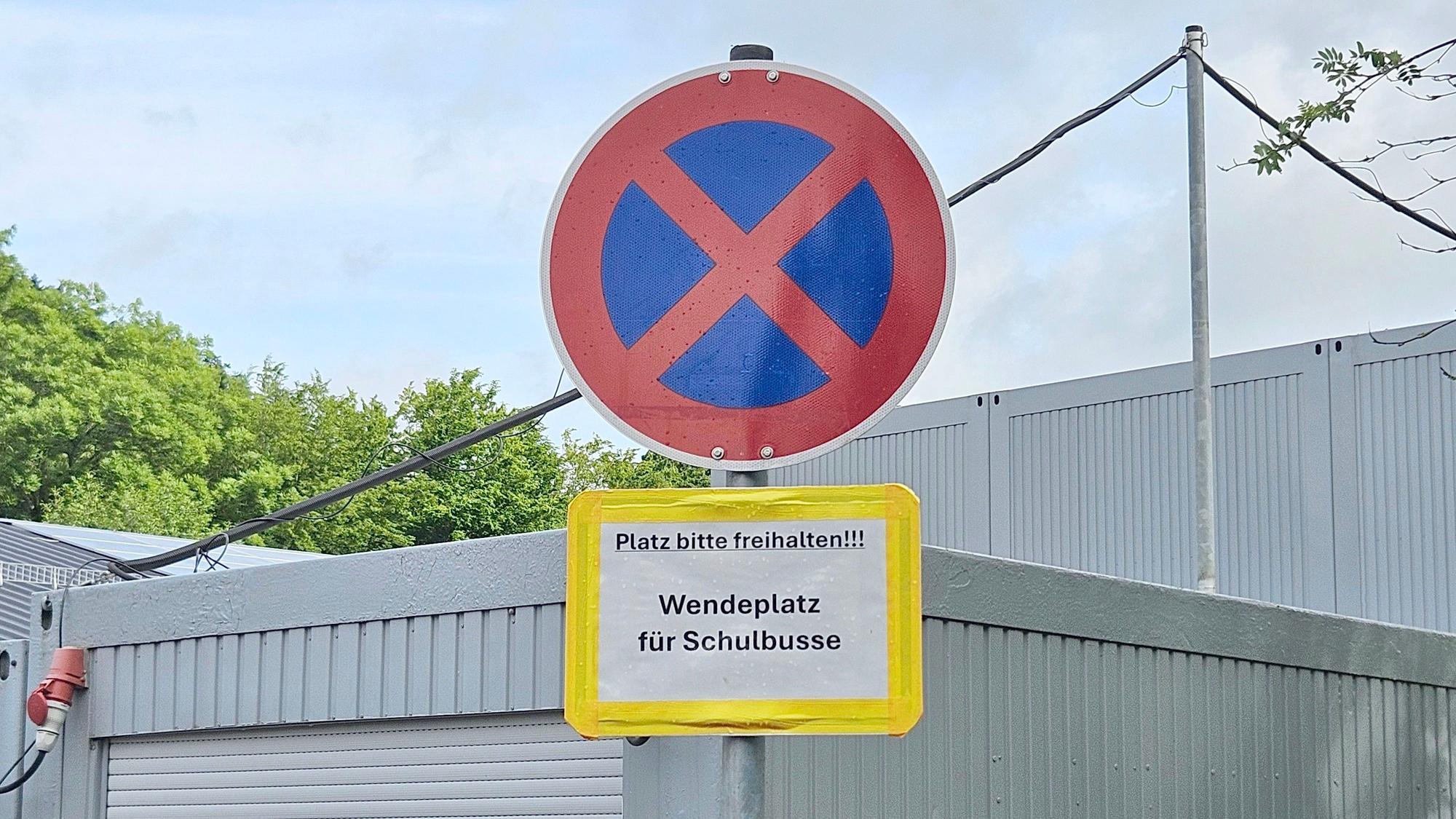 Zu sehen ist ein Schild mit dem Hinweis „Wendeplatz für Busse“.