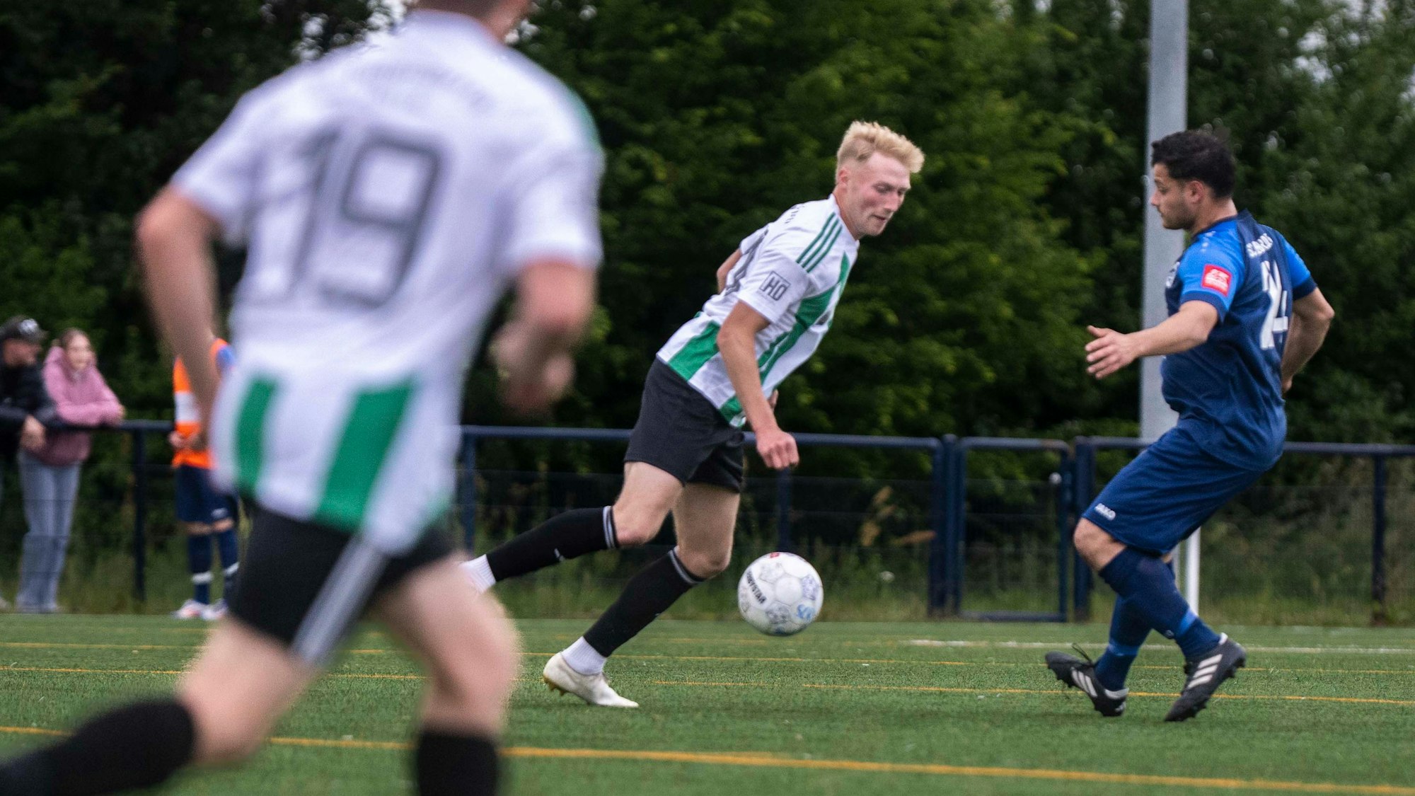 Max Jöbges läuft mit Ball auf einen Gegenspieler von Roitzheim zu.