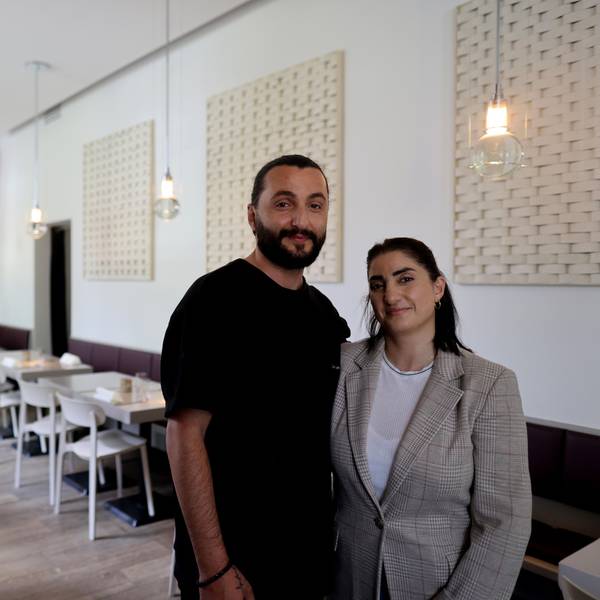 Die Geschwister Ahmet und Mery Bahceci haben ihr Glück im gemeinsamen Restaurant am Rathenauplatz gefunden.