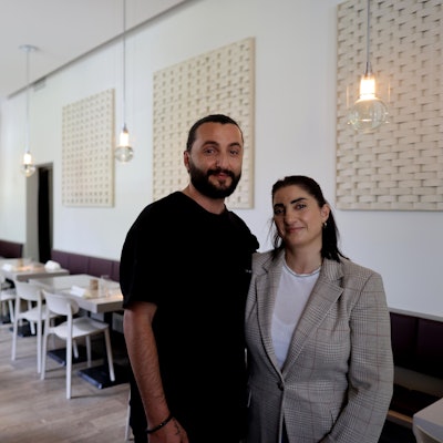 Die Geschwister Ahmet und Mery Bahceci haben ihr Glück im gemeinsamen Restaurant am Rathenauplatz gefunden.