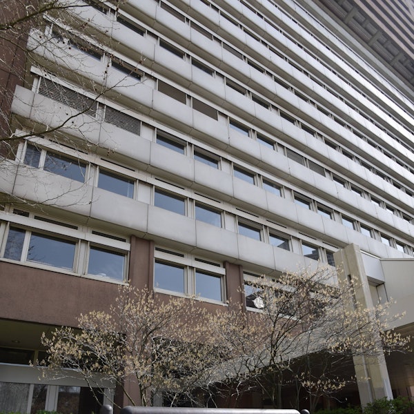 Ein Schild verweist auf das Landgericht und Amtsgericht Köln am Eingang vor dem Gebäude.