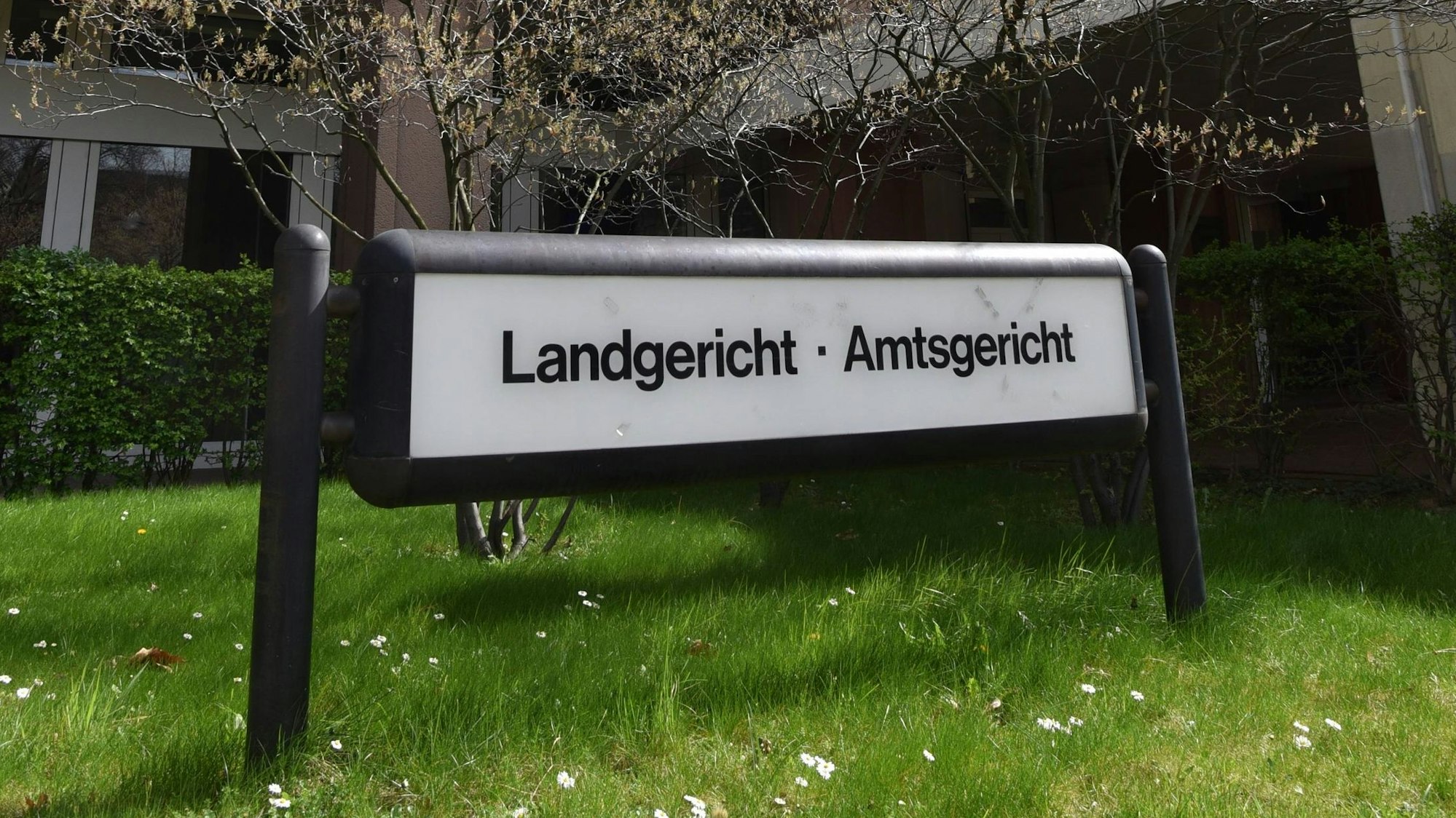 Auf einem Schild in Köln steht „Landgericht und Amtsgericht“.