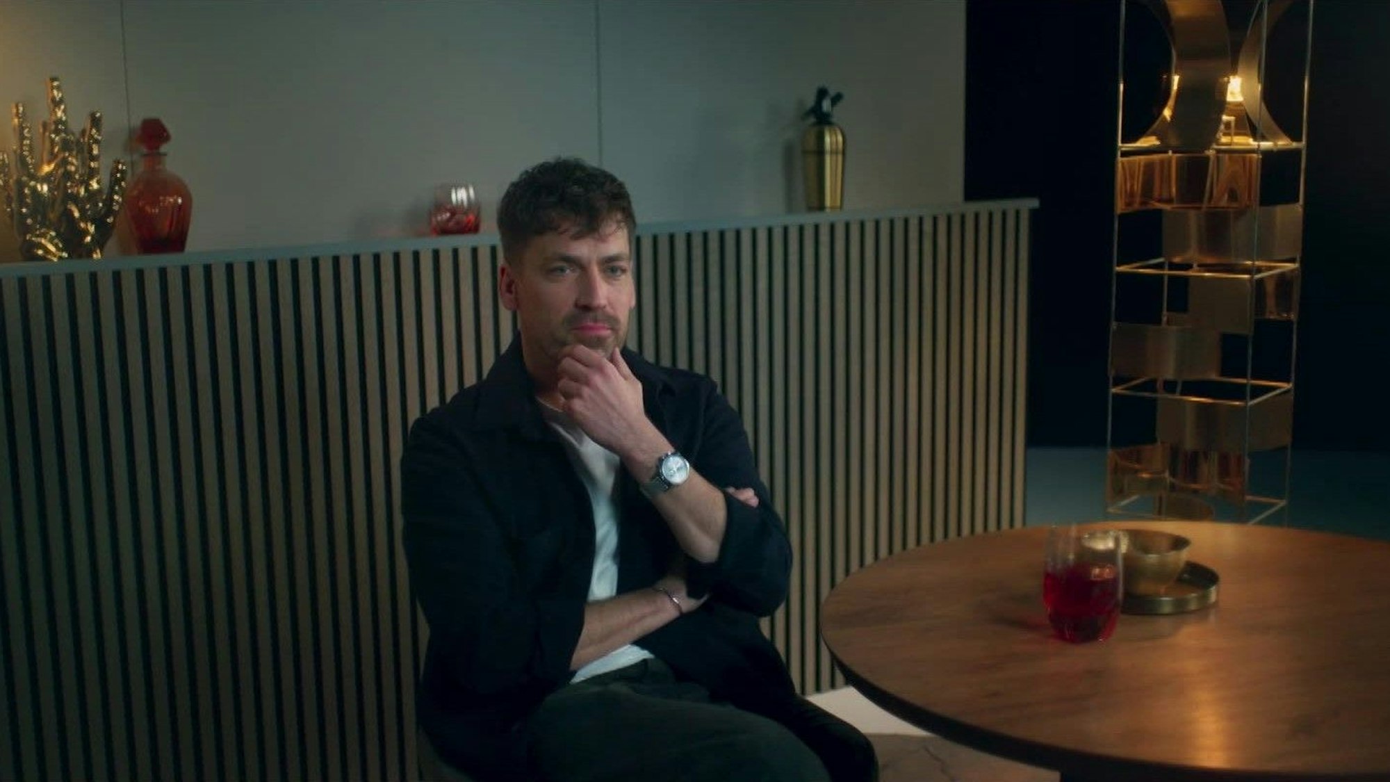 Matthias sitzt an einem Tisch.