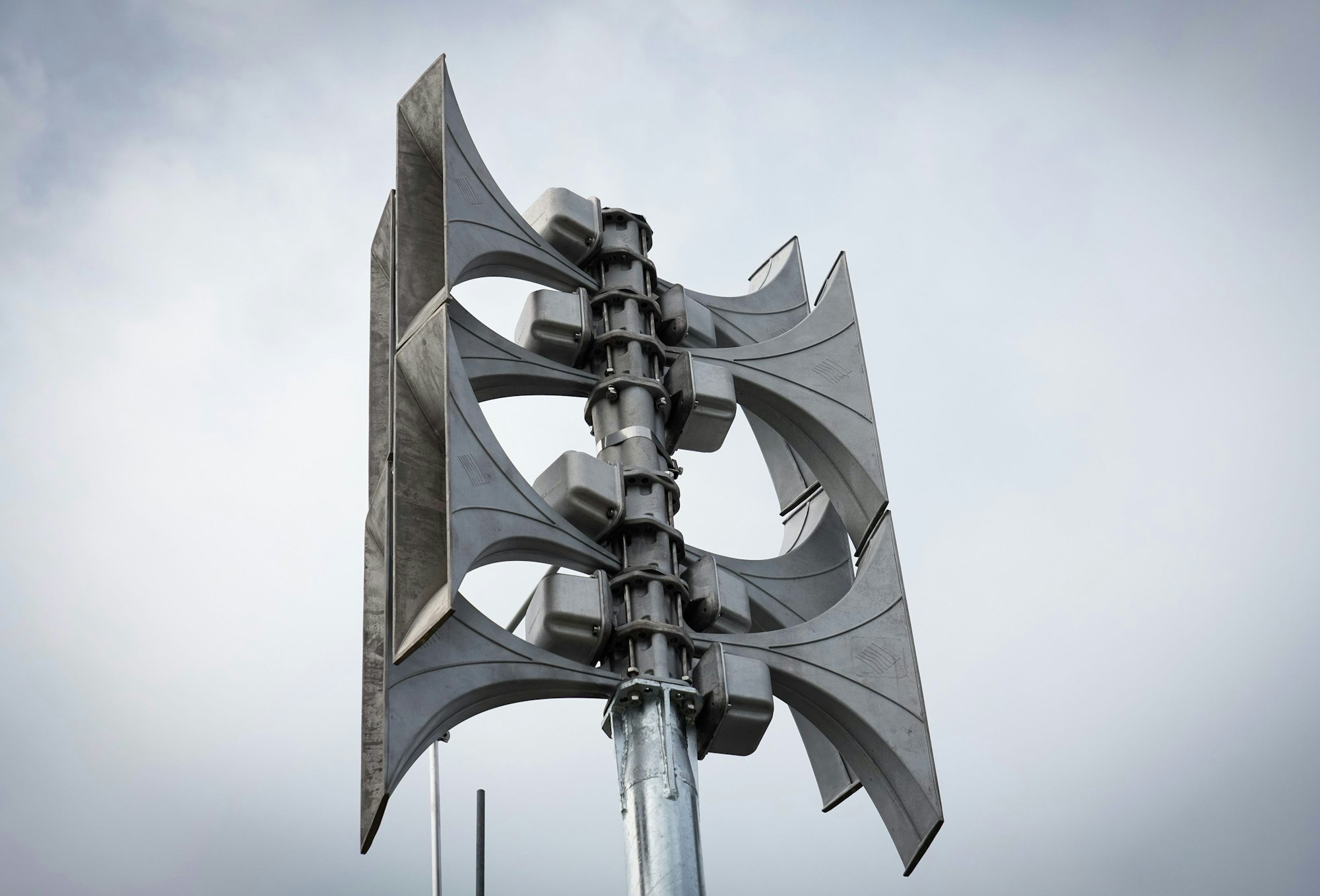 Eine Alarmsirene ist auf dem Dach eines Mehrfamilienhauses montiert.