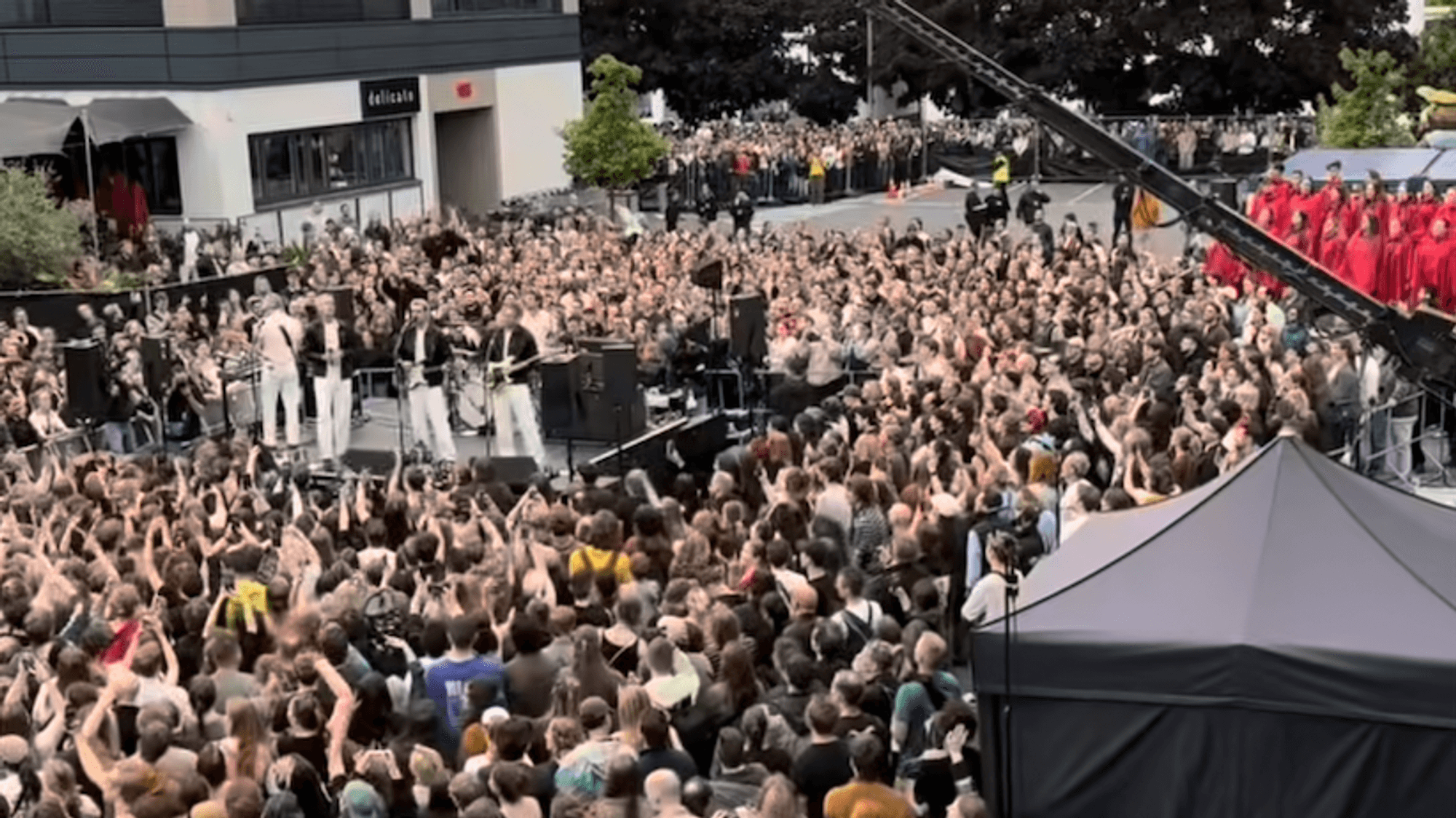 Auf Instagram hatte die Band Kraftklub aus Chemnitz ihren Fans von ihrem Auftritt erzählt.