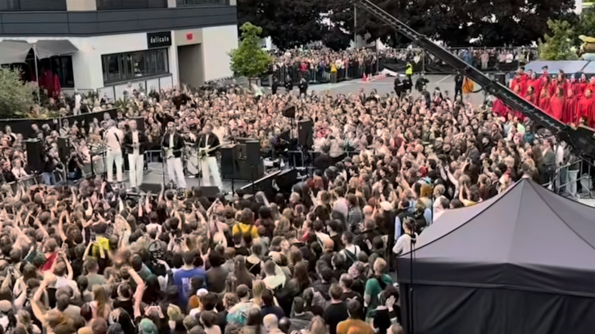 Auf Instagram hatte die Band Kraftklub aus Chemnitz ihren Fans von ihrem Auftritt erzählt.