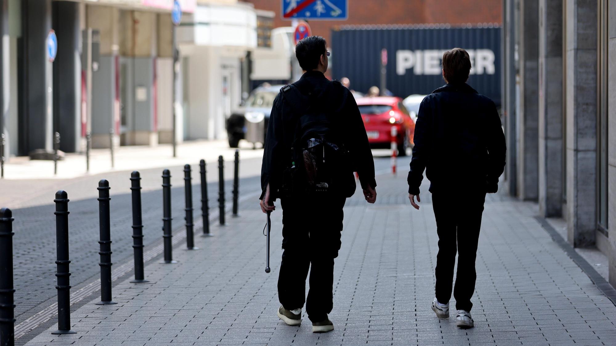 Mit dem Betreiber des Instagram-Kanals „koeln.trash“ (r.) hat Markus sich für die Stadttouren zusammengetan. Dieser möchte anonym bleiben.