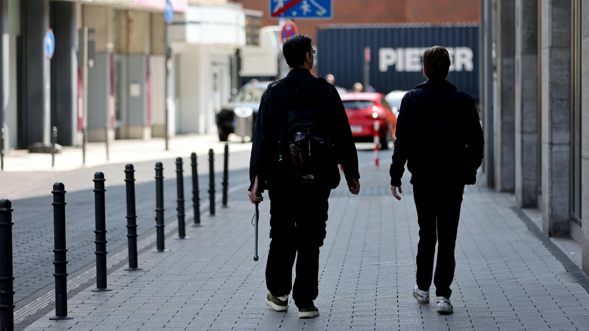 Mit dem Betreiber des Instagram-Kanals „koeln.trash“ (r.) hat Markus sich für die Stadttouren zusammengetan. Dieser möchte anonym bleiben.