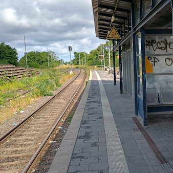 Die Trennwände, die Sitzgelegenheiten am Bahnhof Windschutz geben sollen, sind trübe, dreckig und mit Graffiti versehen.