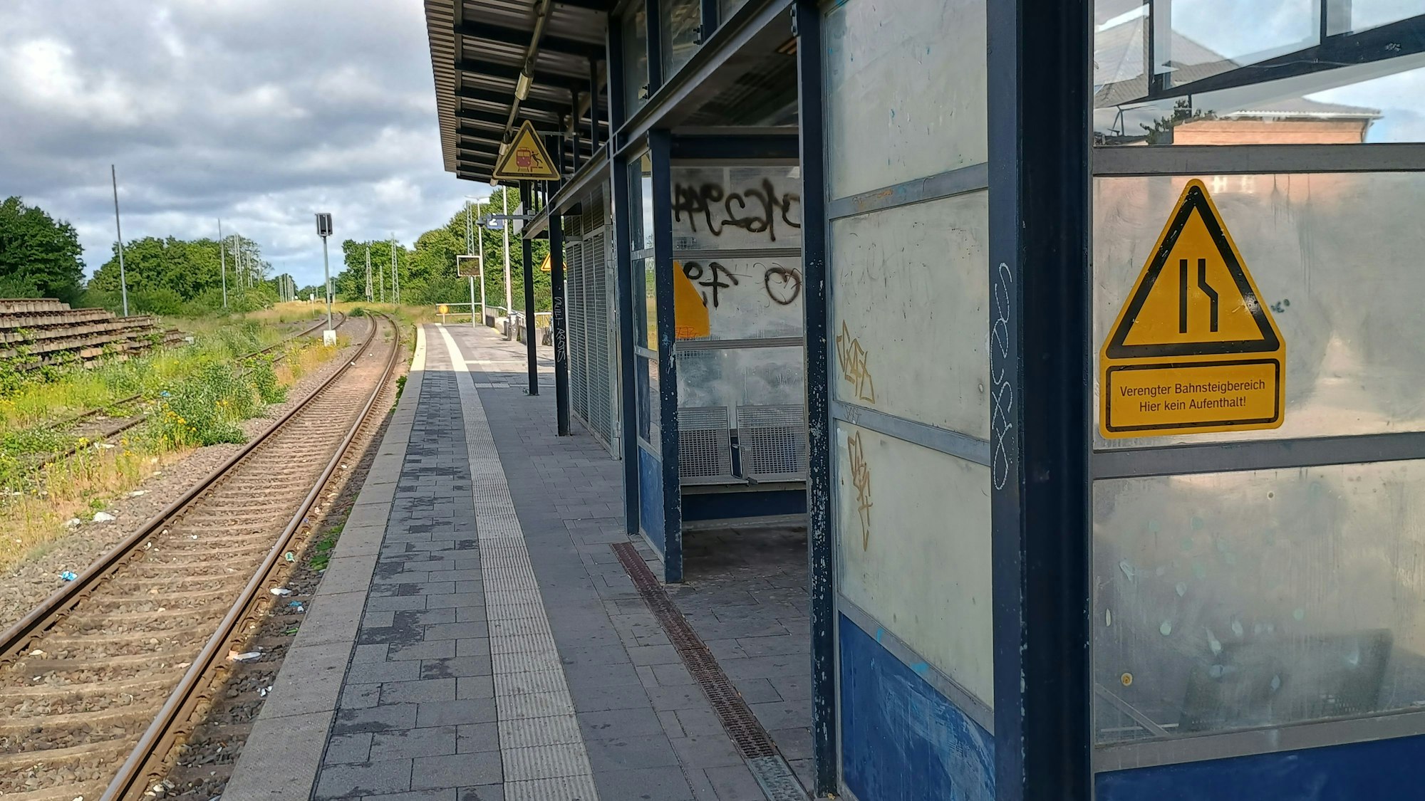 Die Trennwände, die Sitzgelegenheiten am Bahnhof Windschutz geben sollen, sind trübe, dreckig und mit Graffiti versehen.