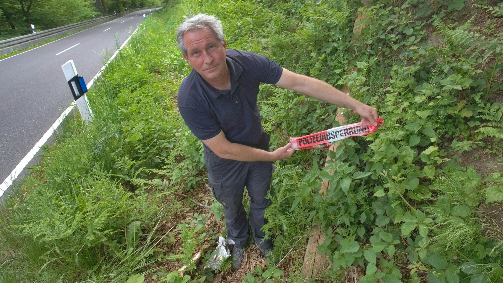 Wastl Roth-Seefrid im Mai 2025 an genau derselben Stelle neben der Bundesstraße 256 (Siegstraße), an der nun ein neuer Mast der Telekom steht. Der Vorgänger war schon vor längerer Zeit umgestürzt, auch hing ein Flatterband der Polizei daran.