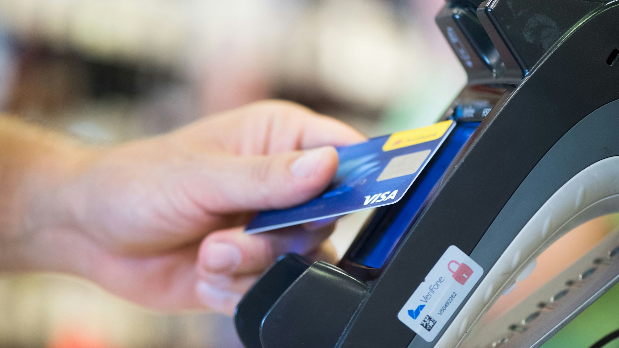 Jemand zahlt mit Karte.