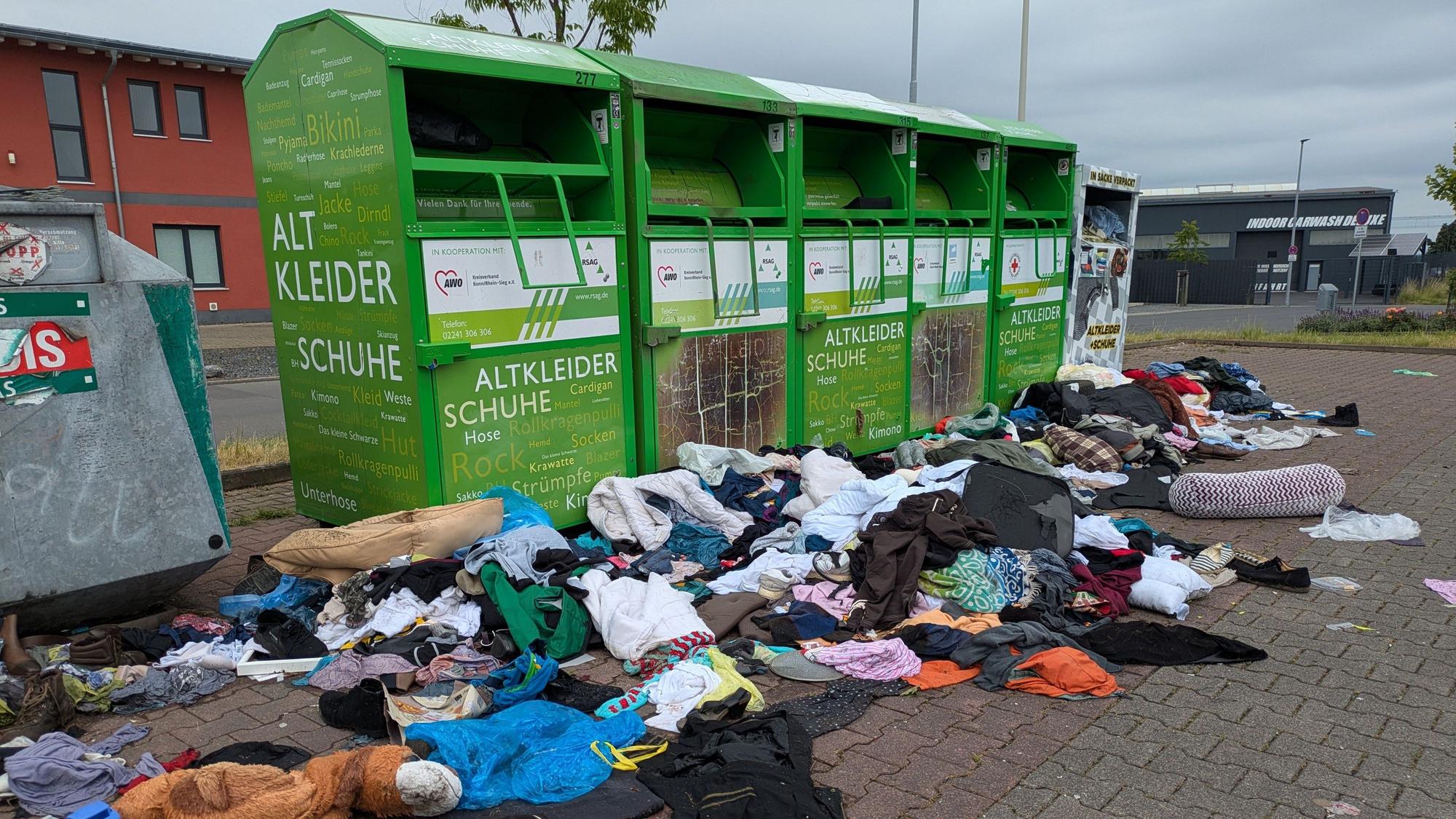 In den vergangenen Tagen häuften sich wilde Müllberge vor vielen Altkleidercontainern in Alfter und Bornheim wie hier im Gewerbegebiet in Kardorf.