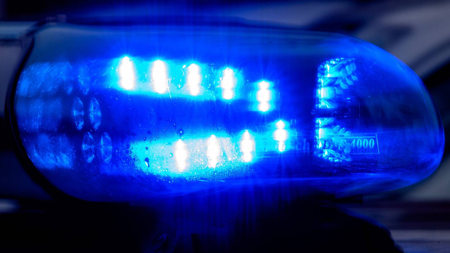 Blaulicht leuchtet auf einem Fahrzeug der Polizei.
