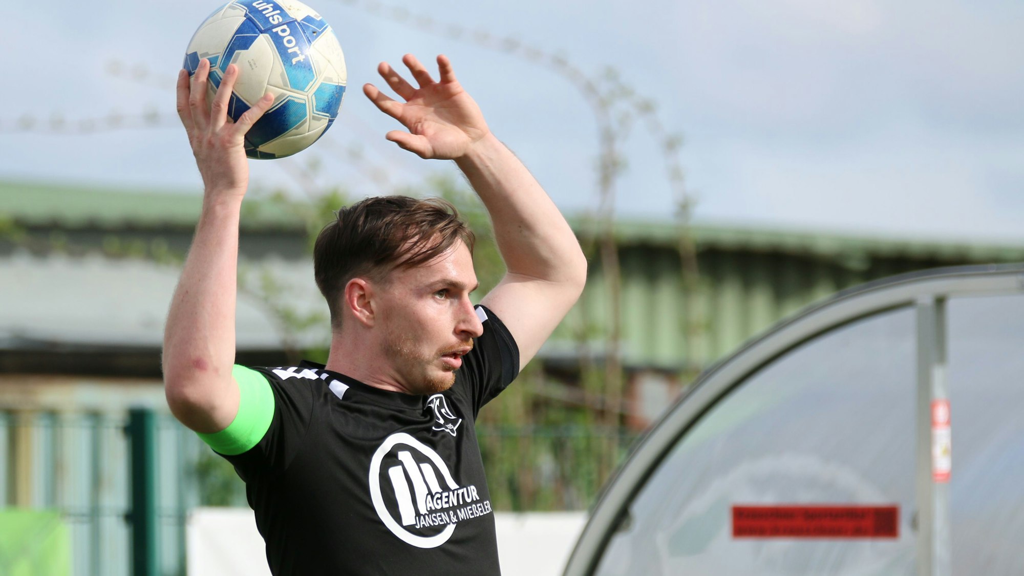 Wißkirchens Kapitän Robin Zimmer beim Einwurf.