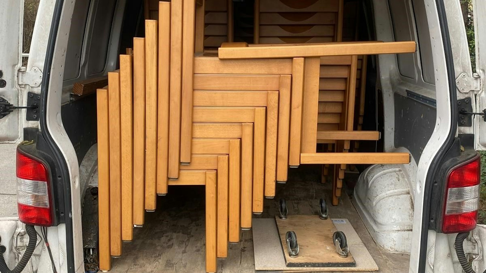 Die 49 Exemplare passten gestapelt in den Transporter.