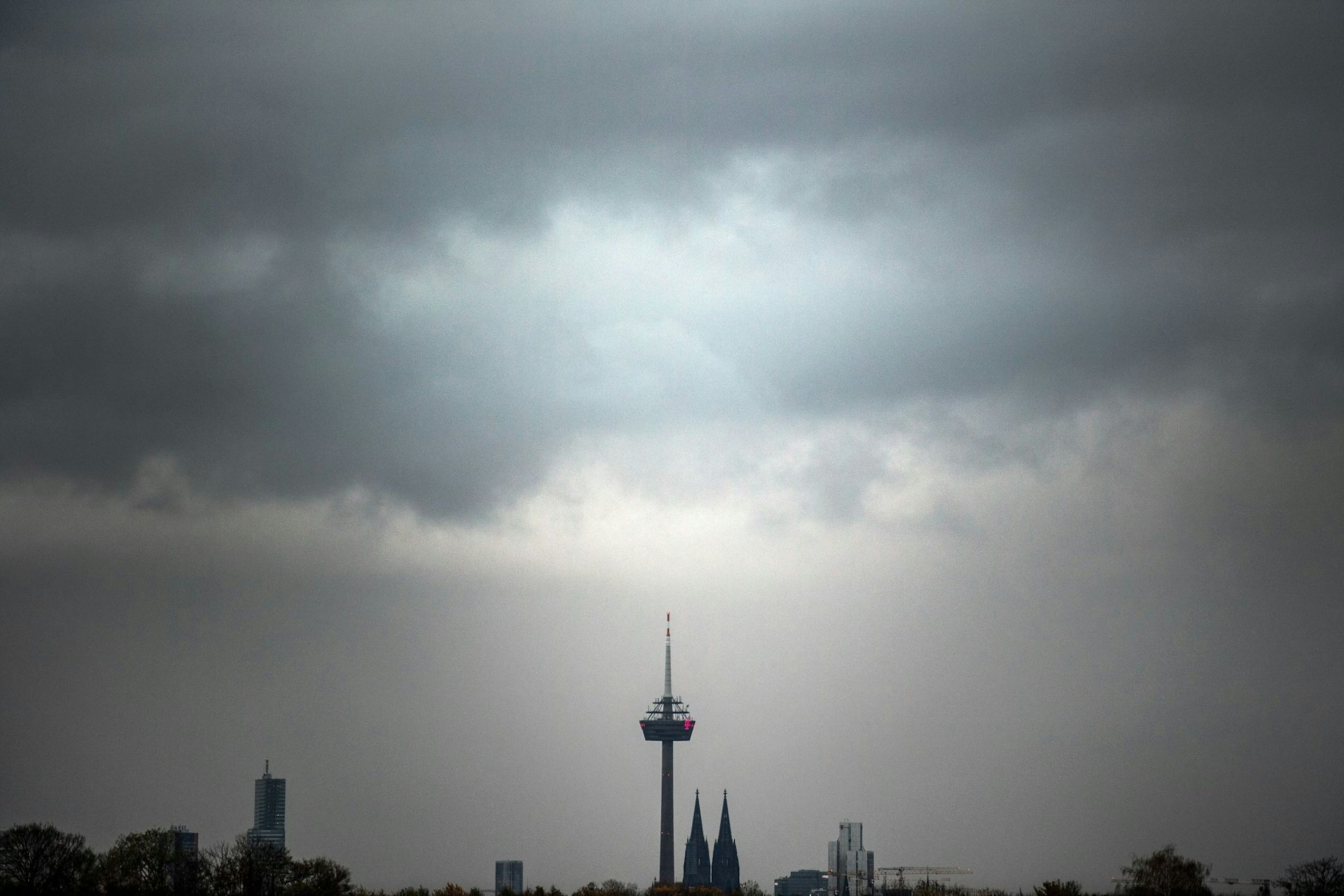 Raues Pfingstwetter: Böen, Gewitter und mäßige Temperaturen werden erwartet. (Symbolbild)