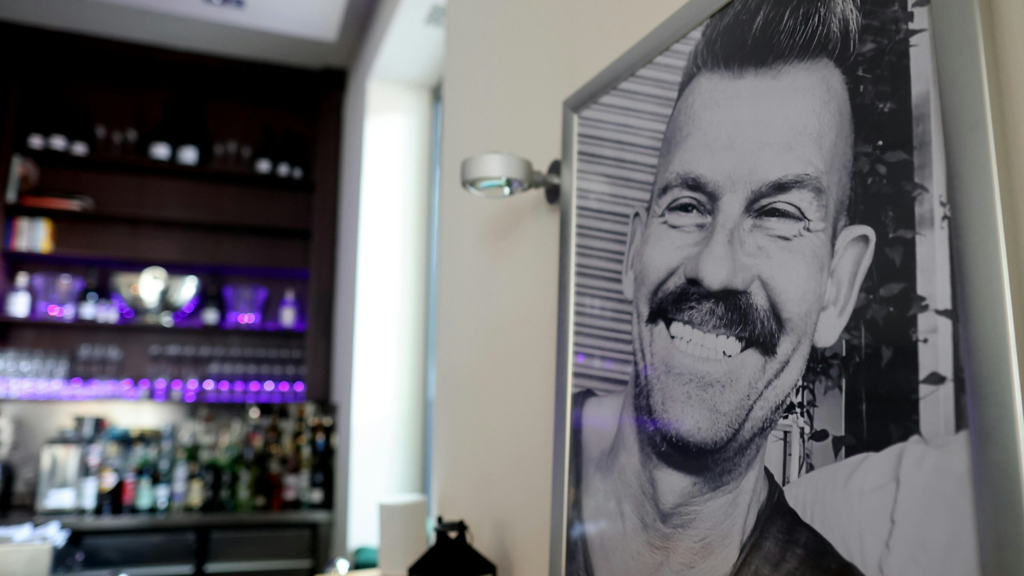 Der Mentor an der Wand verewigt: Maximilian Schmitz begleitete Ahmet Bahceci auf seinem Weg zum „Geschwisterglück“.