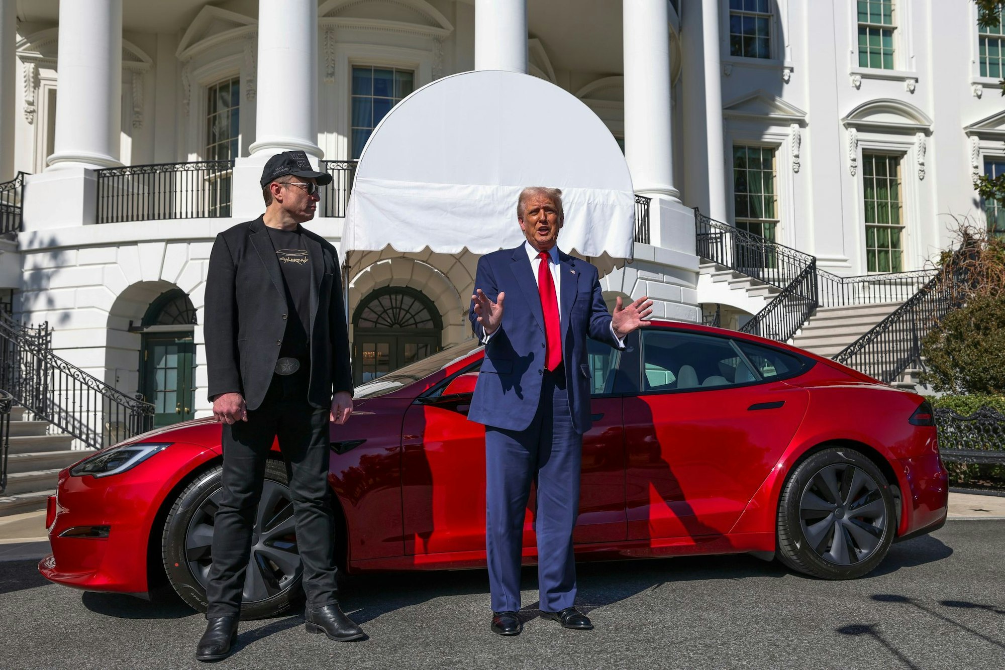 "Ich liebe Tesla!", rief Trump im März vor dem Weißen Haus in die TV-Kameras. (Archivbild)