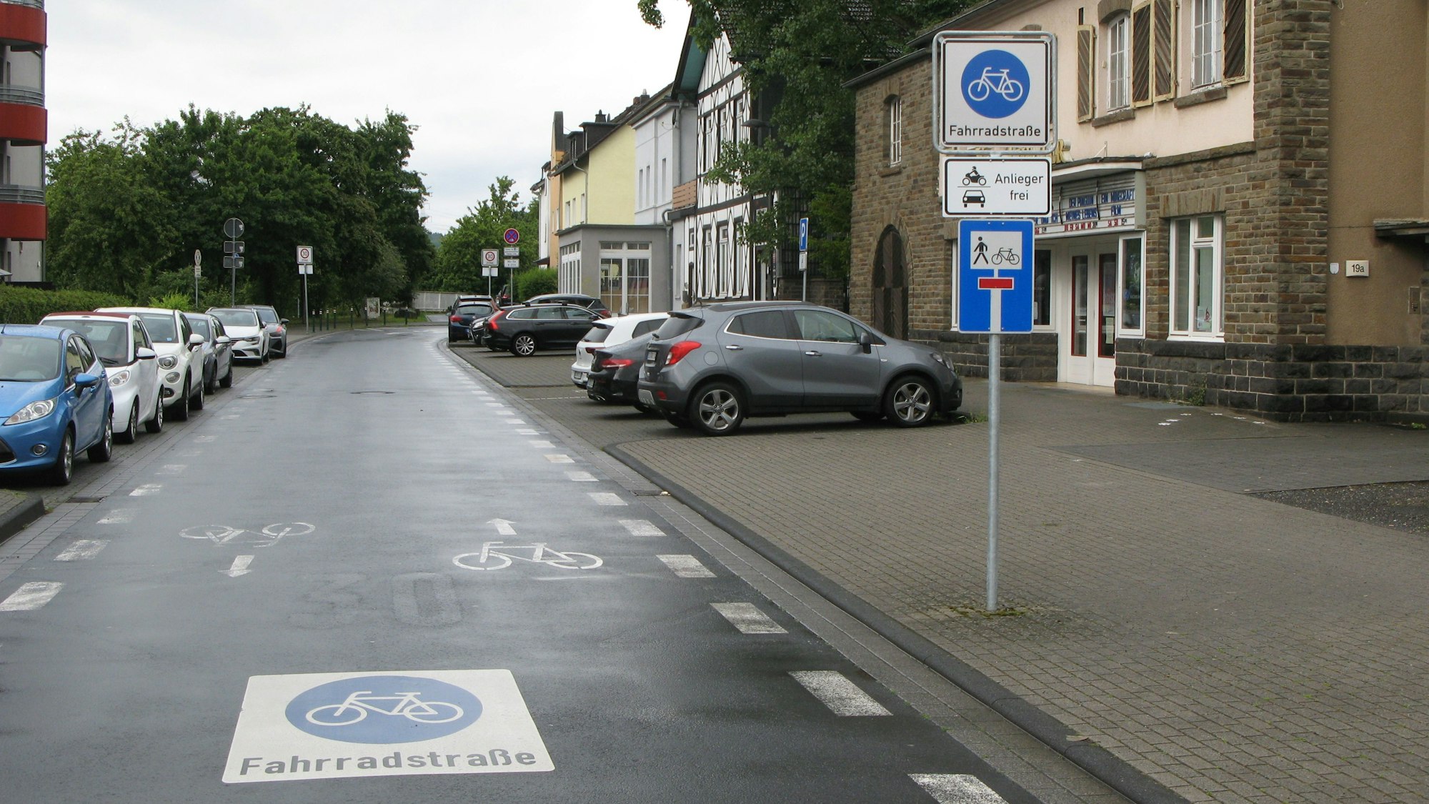 Die Königstraße wurde zur Fahrradstraße erklärt, sie ist gleichzeitig die einzige Zufahrt für Autos ins Wohngebiet Kegelswies.