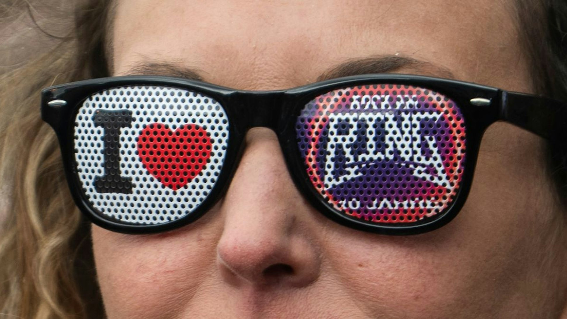 Das Bild zeigt einen Fan mit einer Brille: I Love Rock am Ring.
