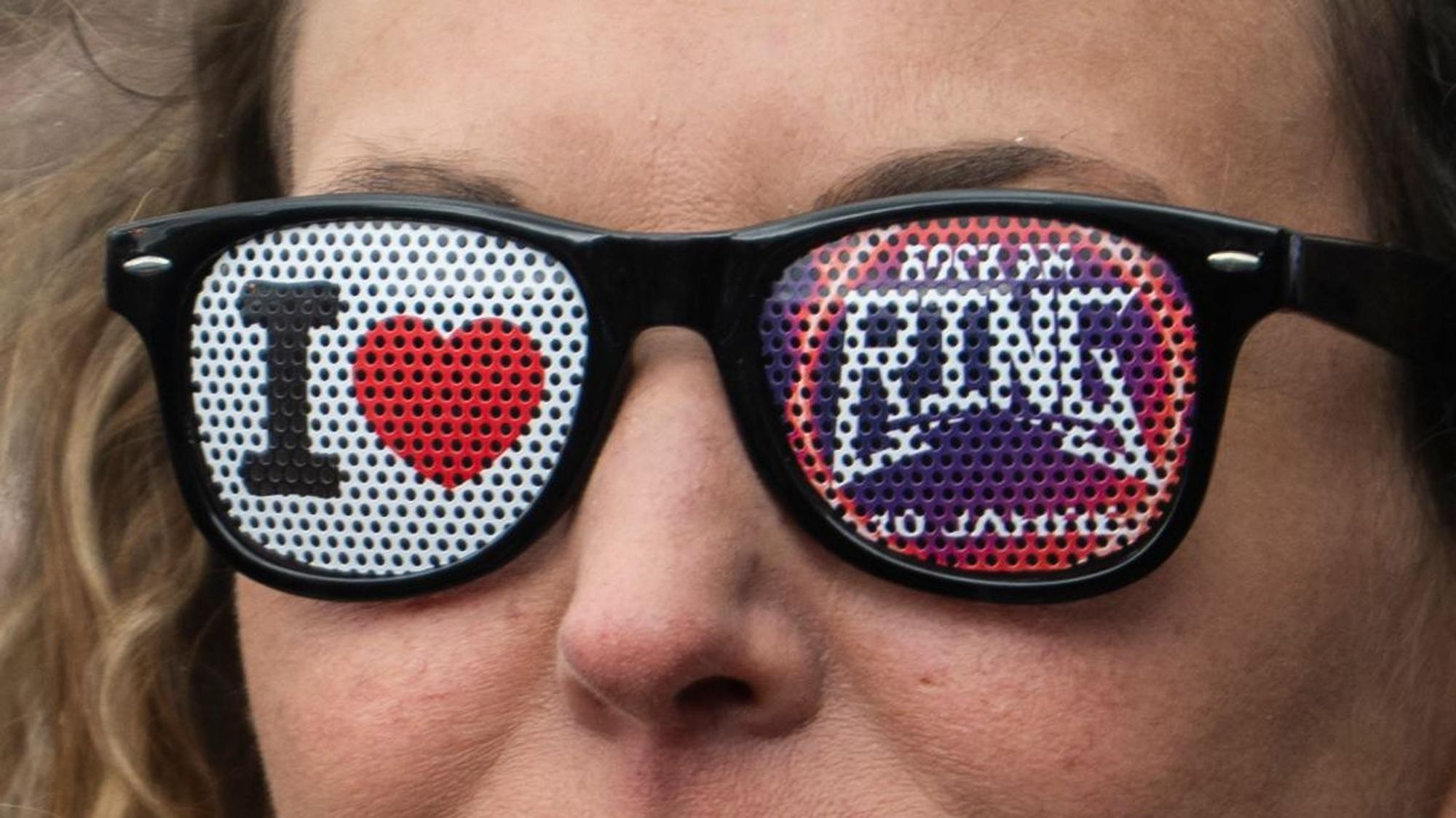 Das Bild zeigt einen Fan mit einer Brille: I Love Rock am Ring.