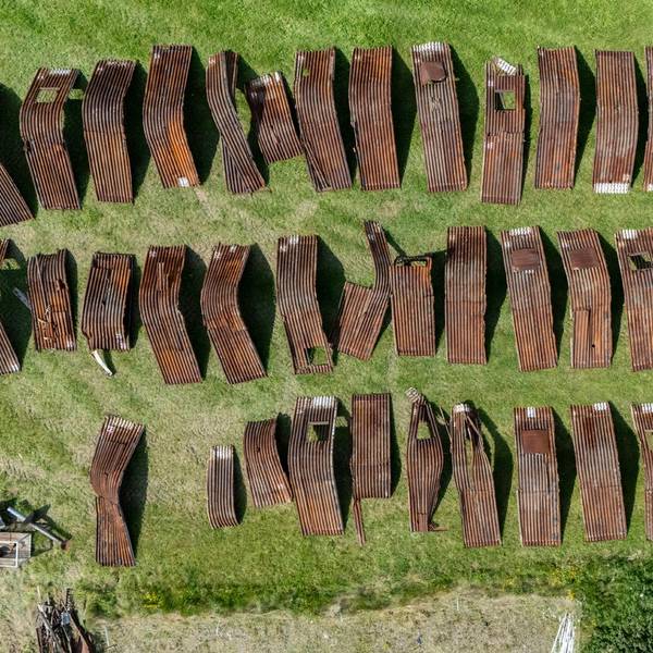 Die großen rostigen Blechteile sind sortiert, viele müssen repariert werden, bevor sie wieder zusammengebaut werden können.
