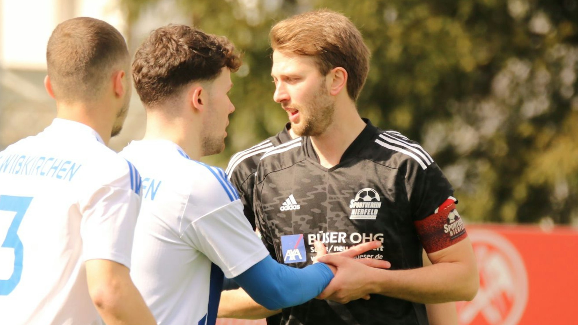 Nierfelds Stephen Kinnen in der Diskussion mit Spielern aus Wißkirchen.