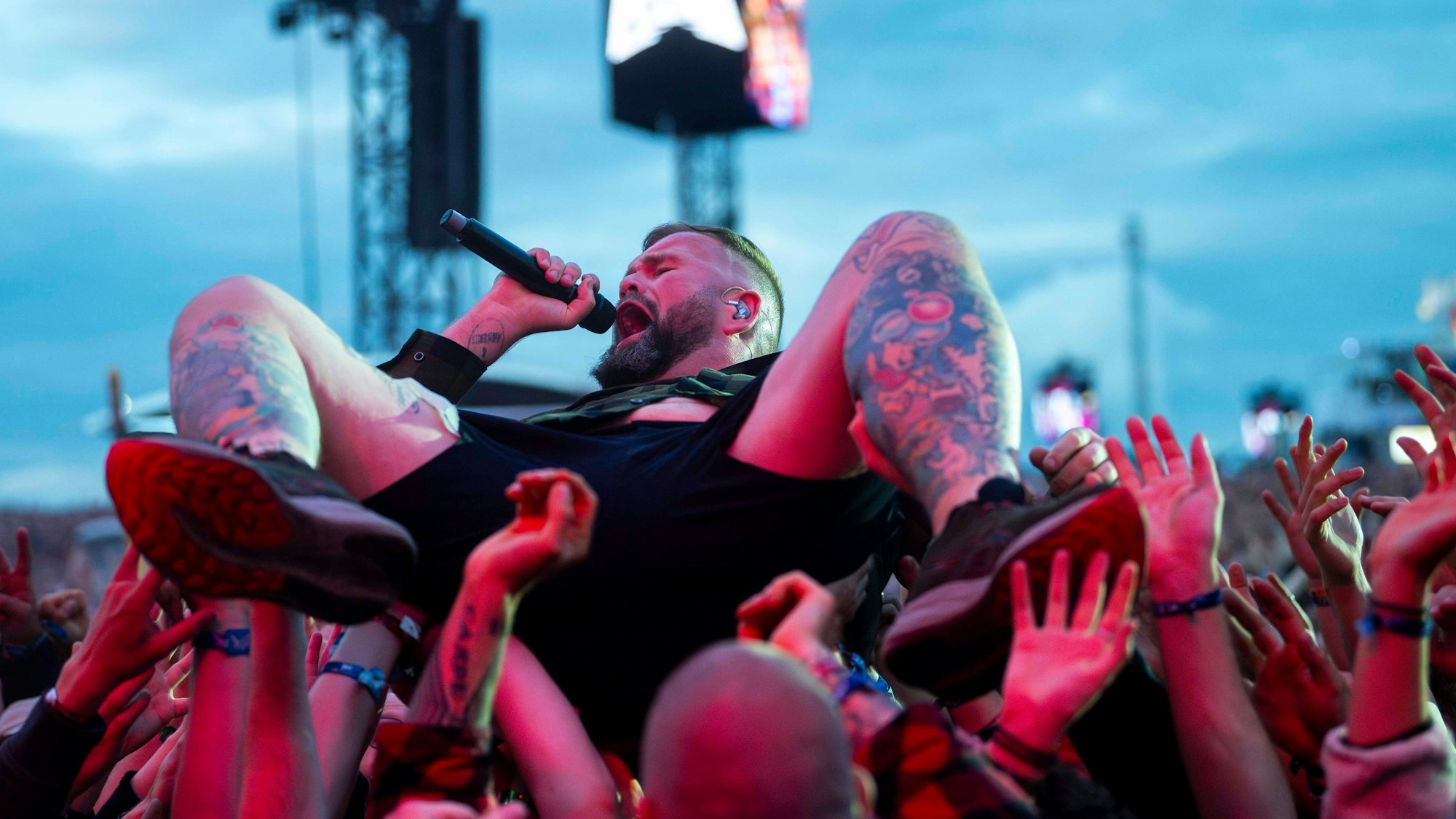 Das Bild zeigt den Sänger von FSF, wie er vom Publikum auf Händen getragen wird.