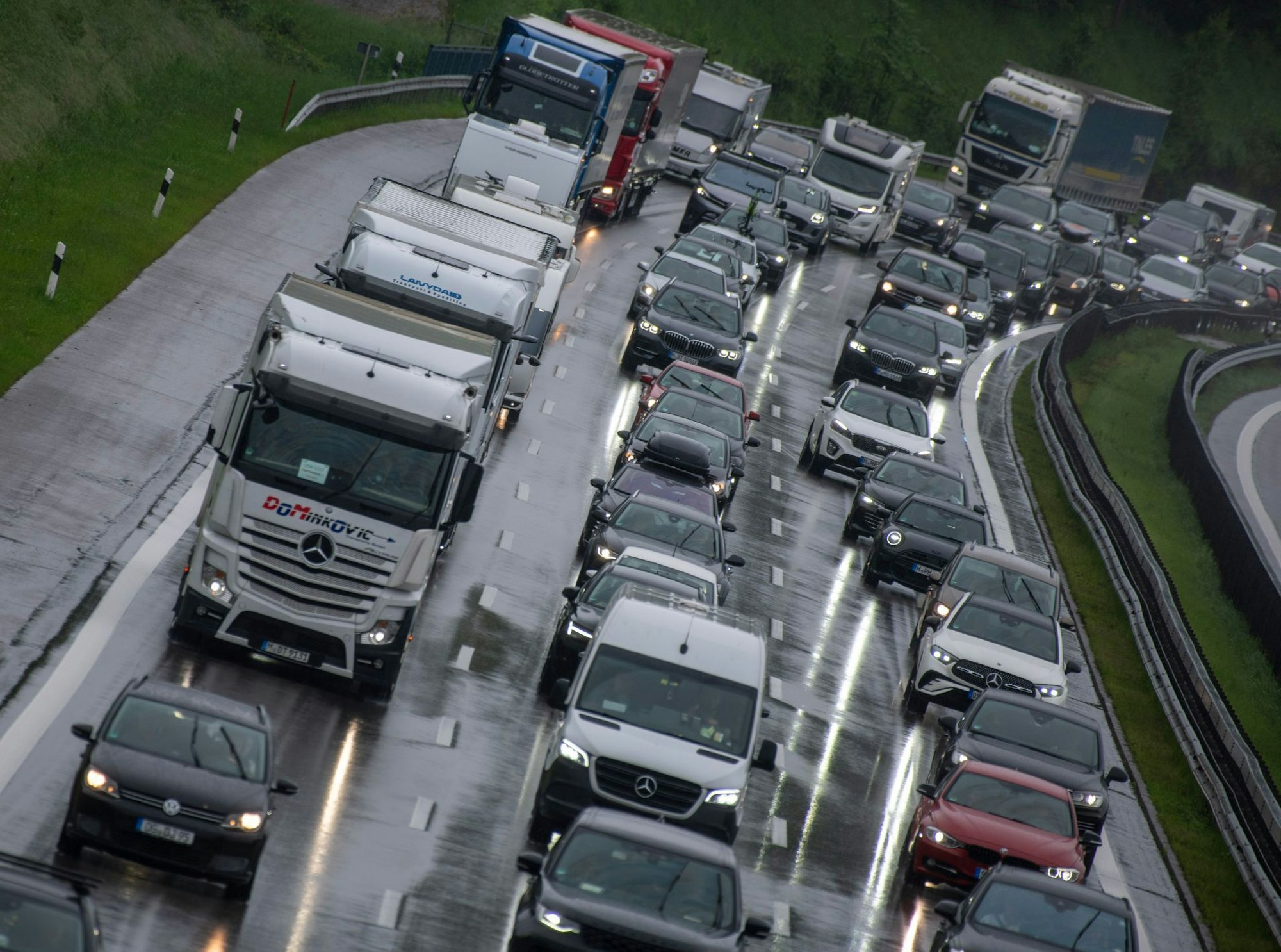 Volle Fahrbahnen auf der A8 in Richtung Süden.