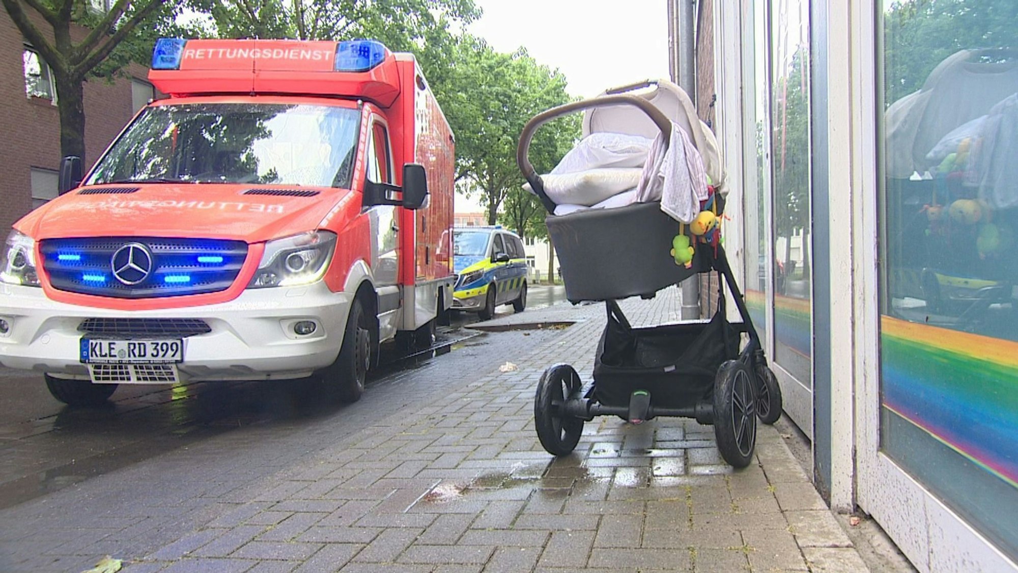 In Kleve am Niederrhein ist ein Kinderwagen mit einem 17 Monate alten Mädchen darin in einen Kanal gefallen. Die Eltern sprangen hinterher und retteten das Kind.