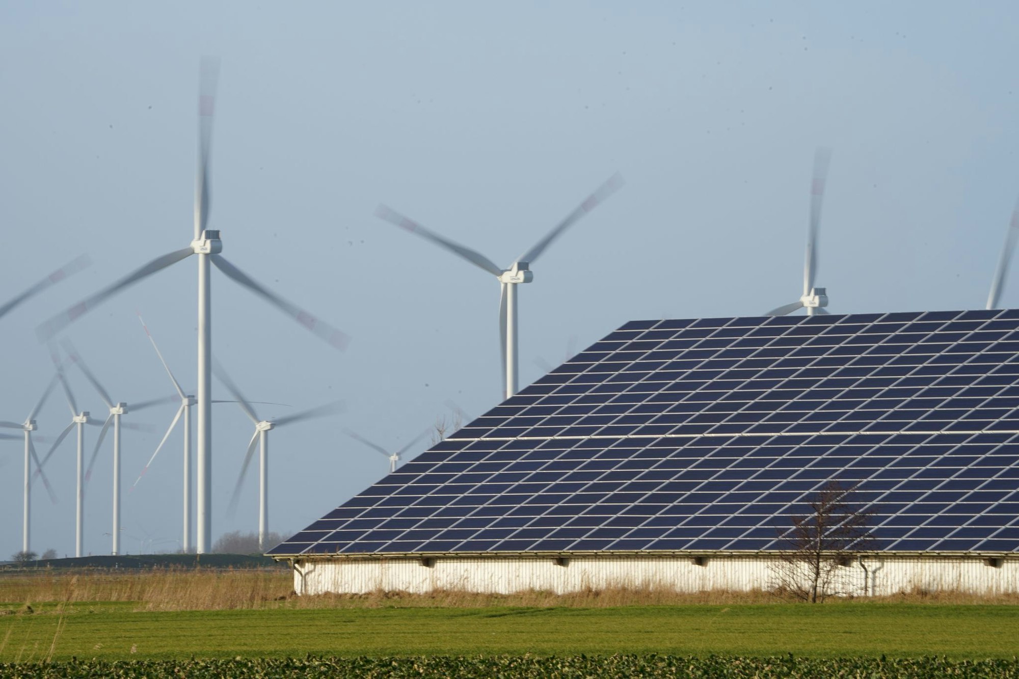 Viel Wind- und Sonnenstrom an Pfingsten: Stromnetz-Experten rechnen trotzdem nicht mit Stromausfüllen durch Netzüberlastung. (Symbolbild)