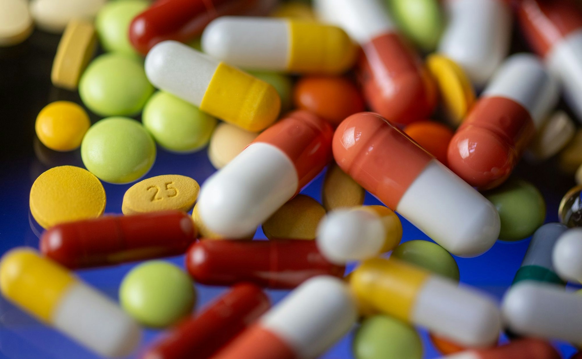 Gefragte Arzneien: In der Pharma- und Chemiebranche bleibt die Beschäftigung insgesamt stabil.