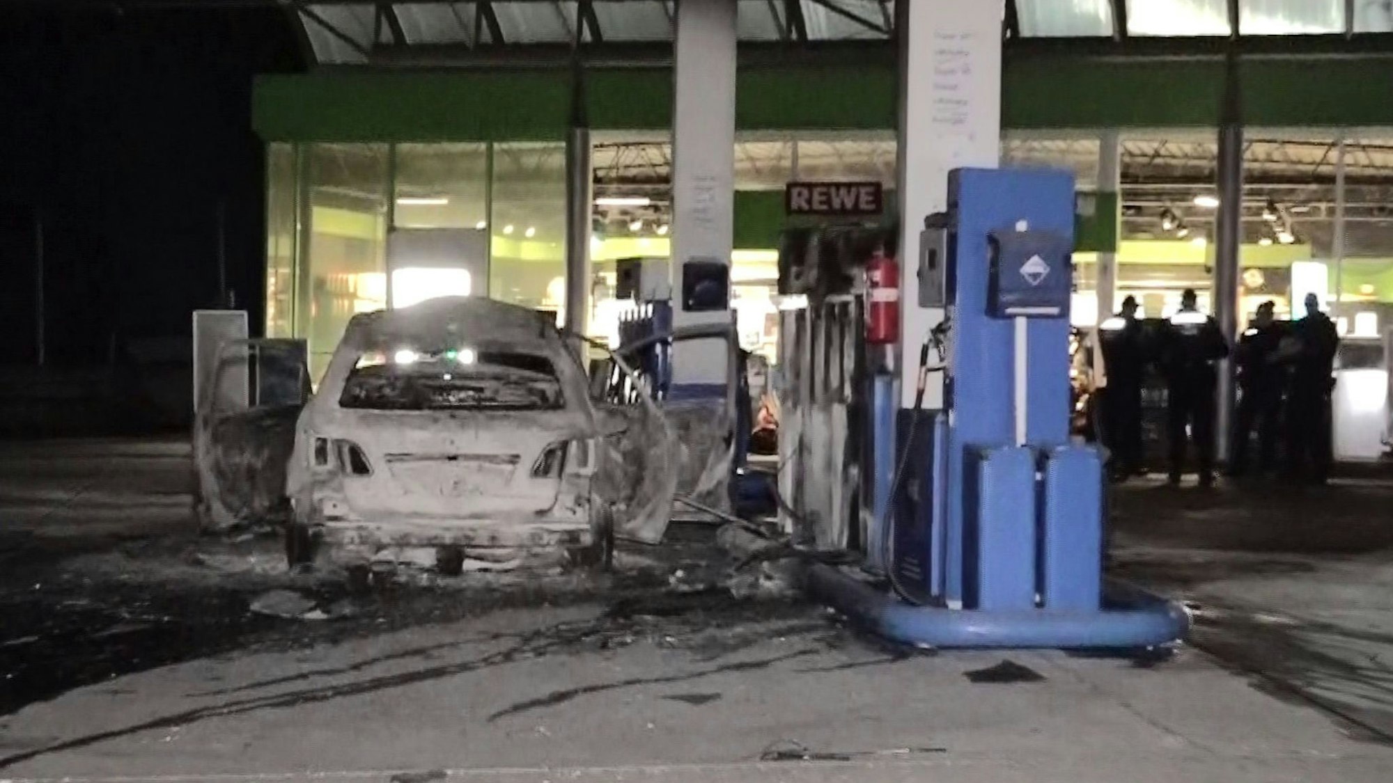 Die Feuerwehr verhinderte, dass das Feuer auf die Zapfsäulen überschlug.