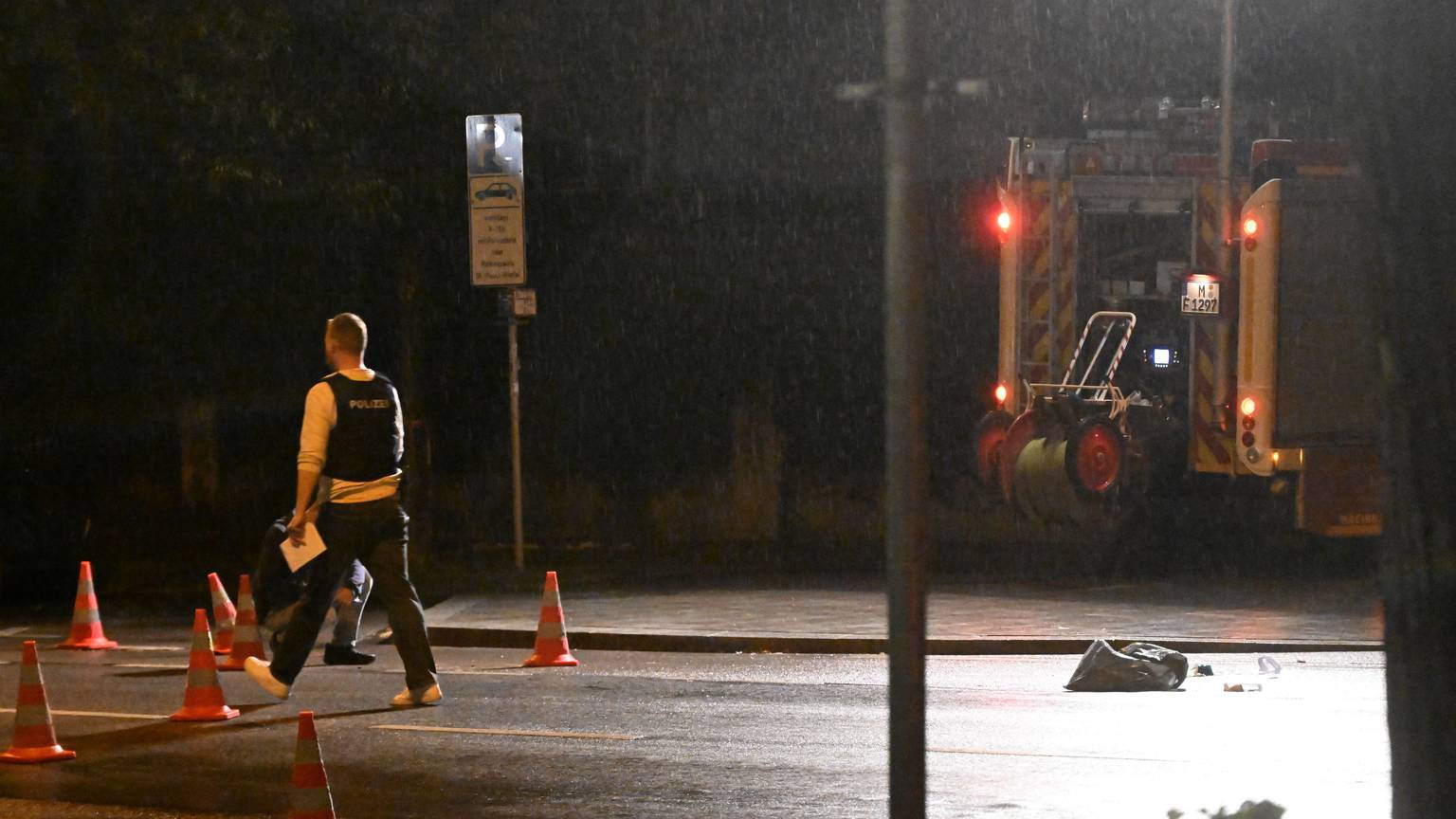 07.06.2025, Bayern, München: Polizisten arbeiten auf der Straße. Nach Messerangriffen auf mehrere Menschen ist an der Theresienwiese in München eine Frau von der Polizei erschossen worden. Foto: Felix Hörhager/dpa +++ dpa-Bildfunk +++