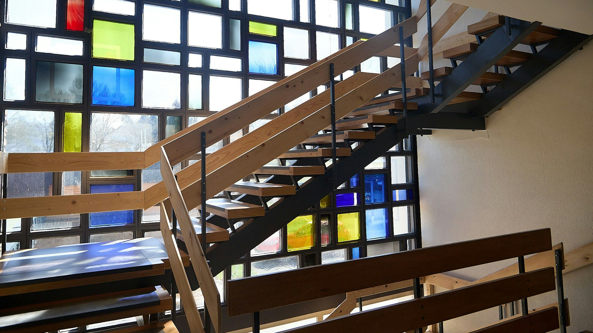 Die Fenster am Treppenhaus im Zingsheimer Rathaus sind teils mit farbigem Glas gestaltet.