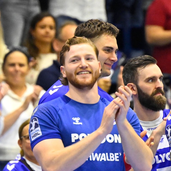 Tom Kiesler klatscht lachend in die Hände.