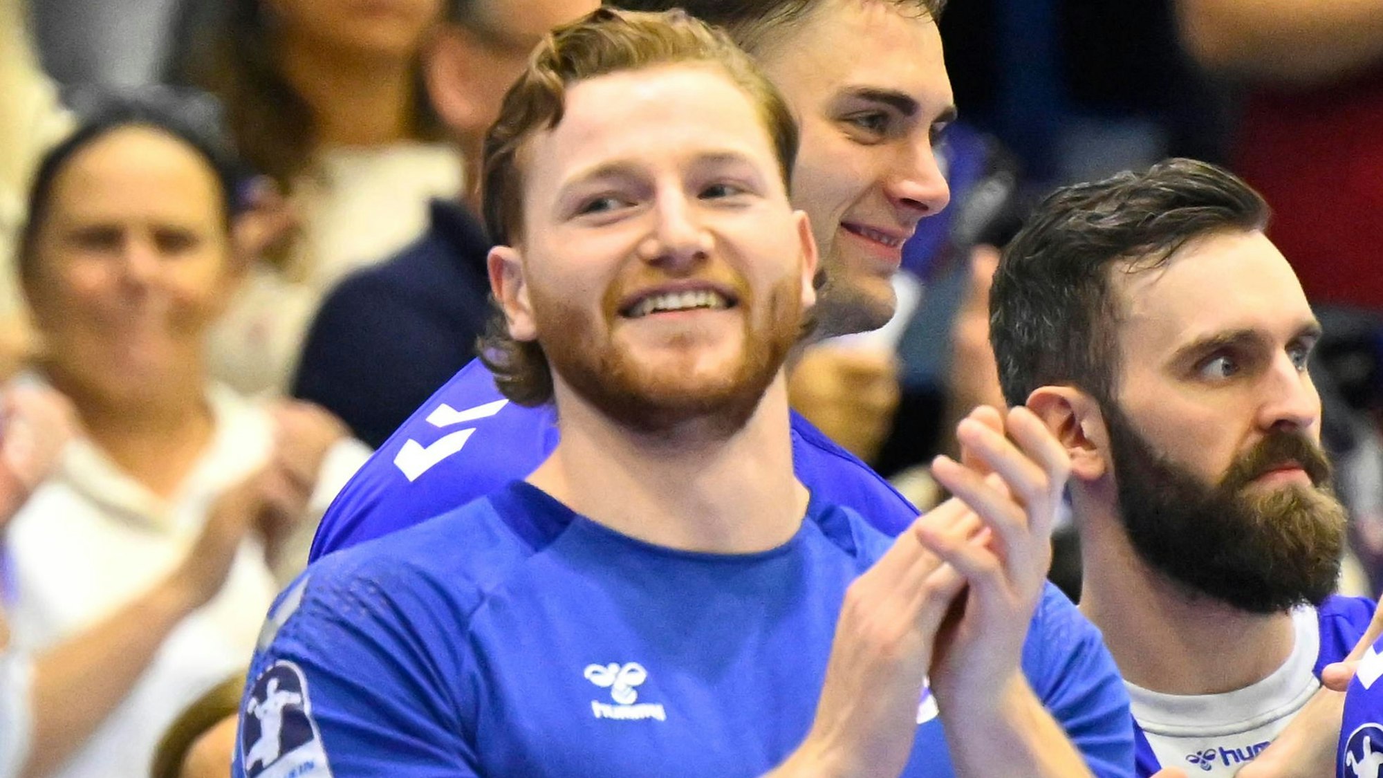 Tom Kiesler klatscht lachend in die Hände.