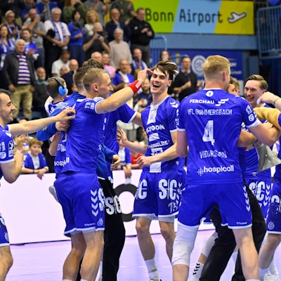 Nach dem Abpfiff tanzen die VfL-Handballer auf dem Spielfeld.