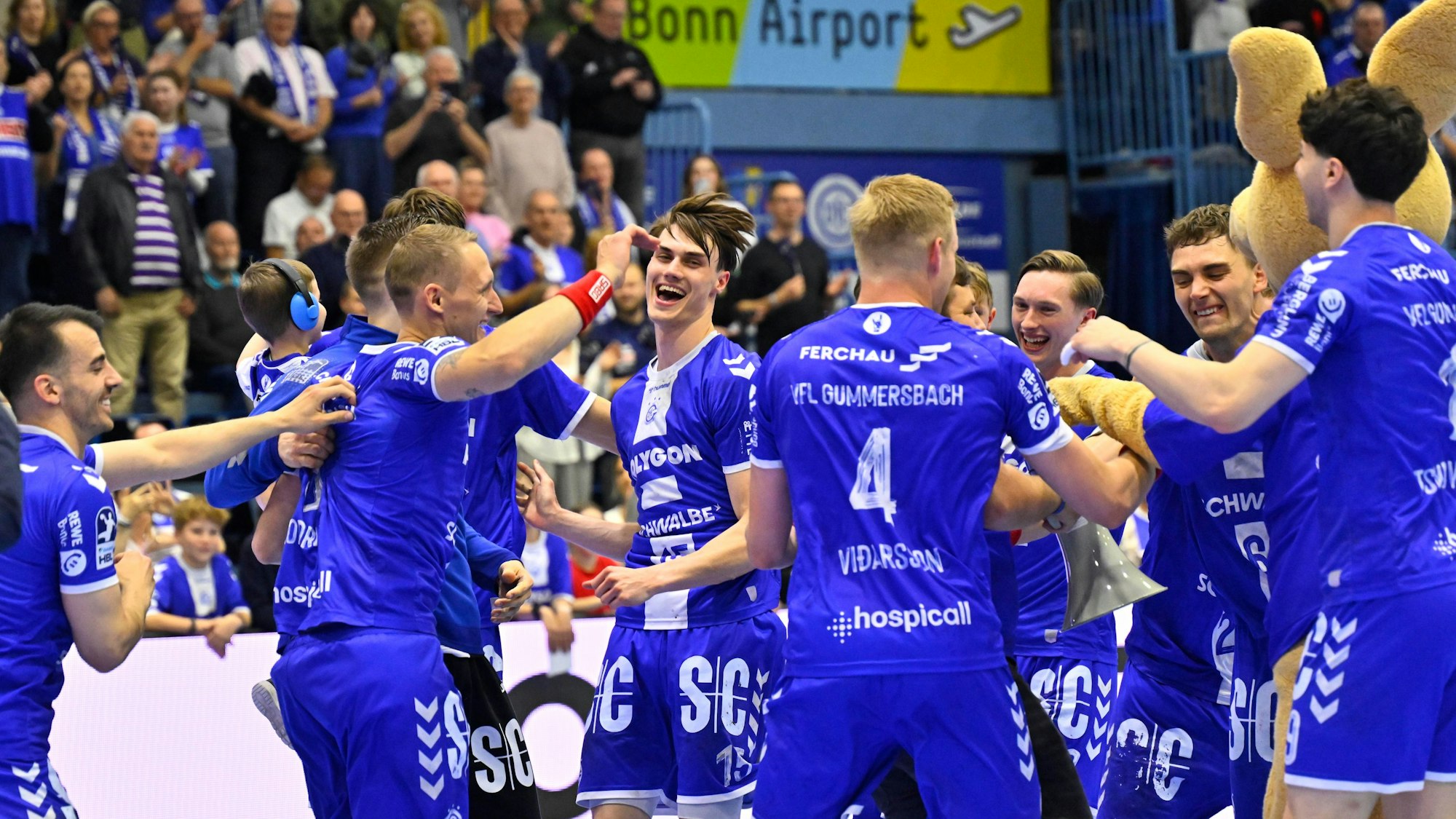 Nach dem Abpfiff tanzen die VfL-Handballer auf dem Spielfeld.