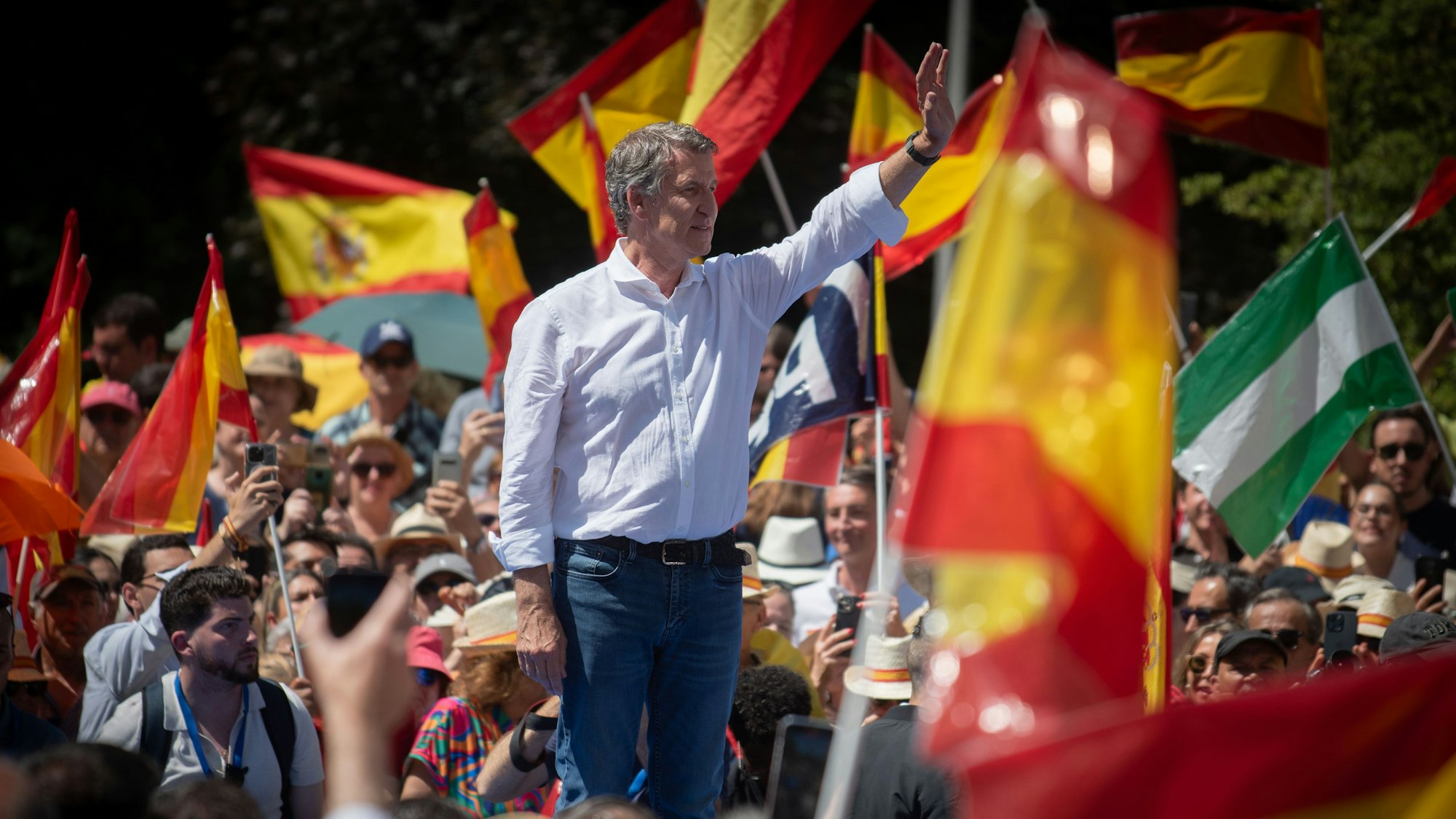 Der Vorsitzende der Partido Popular, Alberto Núñez Feijóo, spricht während der PP-Kundgebung unter dem Motto "Mafia oder Demokratie" auf der Plaza de España.