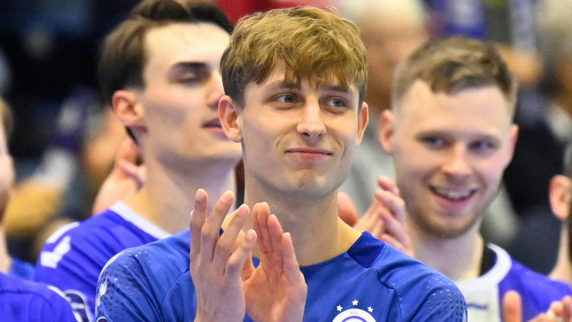 Mathis Häseler lacht und klatscht in die Hände.