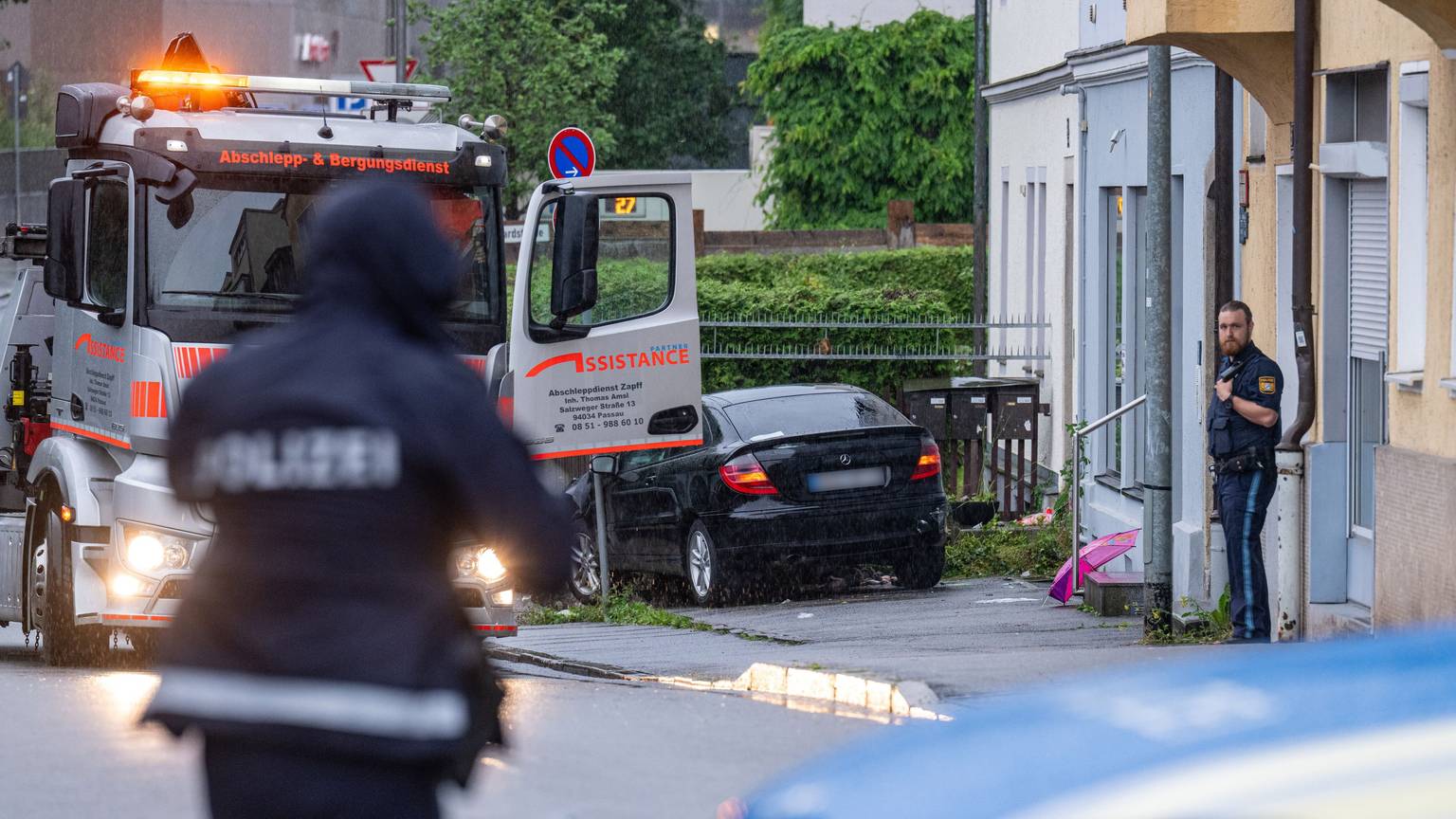 Ein beschädigtes Auto steht auf einem Gehweg in Passau.