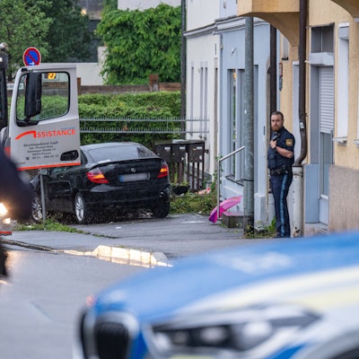 Ein beschädigtes Auto steht auf einem Gehweg in Passau.