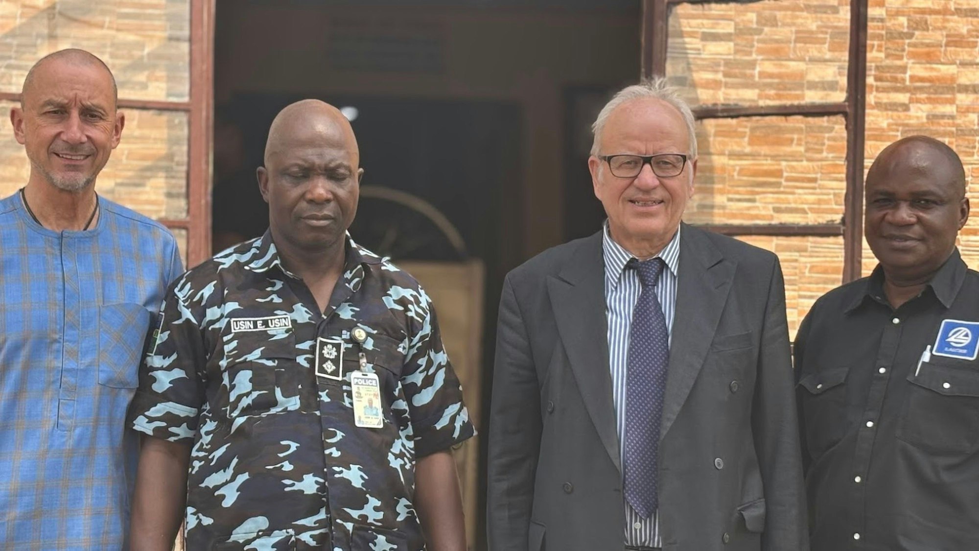 Georg Partenheimer (l.) hat in Abuja, Nigeria, die Polizeireform unterstützt. Ein alter Bekannter: Matthias Seeger (2.v.r.)