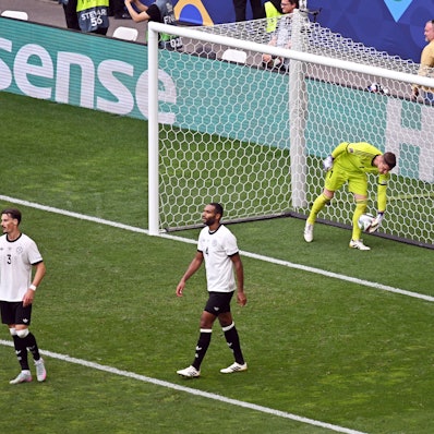Robin Koch (l-r), Jonathan Tah und Torhüter Marc-André ter Stegen reagieren nach Frankreichs Treffer zum 0:2. Foto: Marijan Murat/dpa