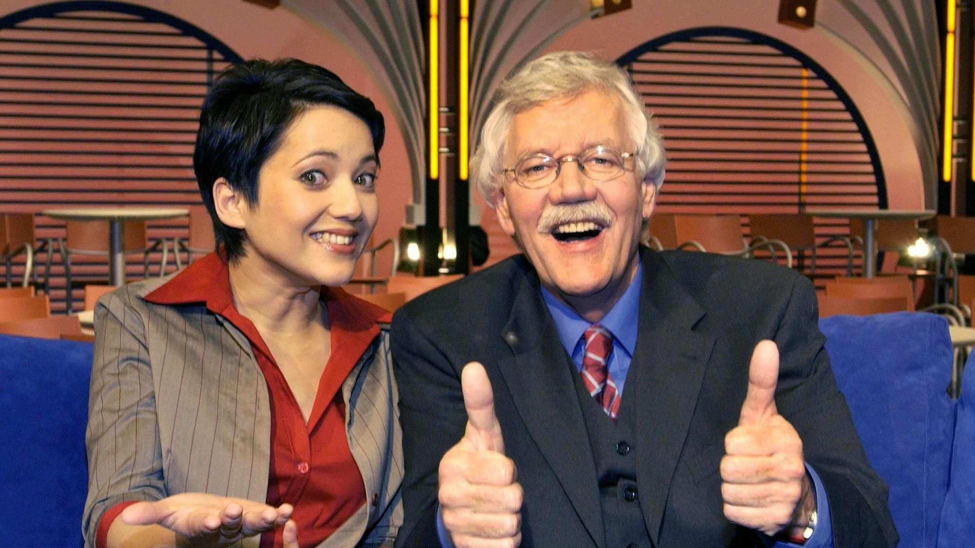 Carlo von Tiedemann sitzt im Studio der „Aktuellen Schaubude“ in Hamburg neben seiner damaligen neuen Co-Moderatorin Madeleine Wehle.